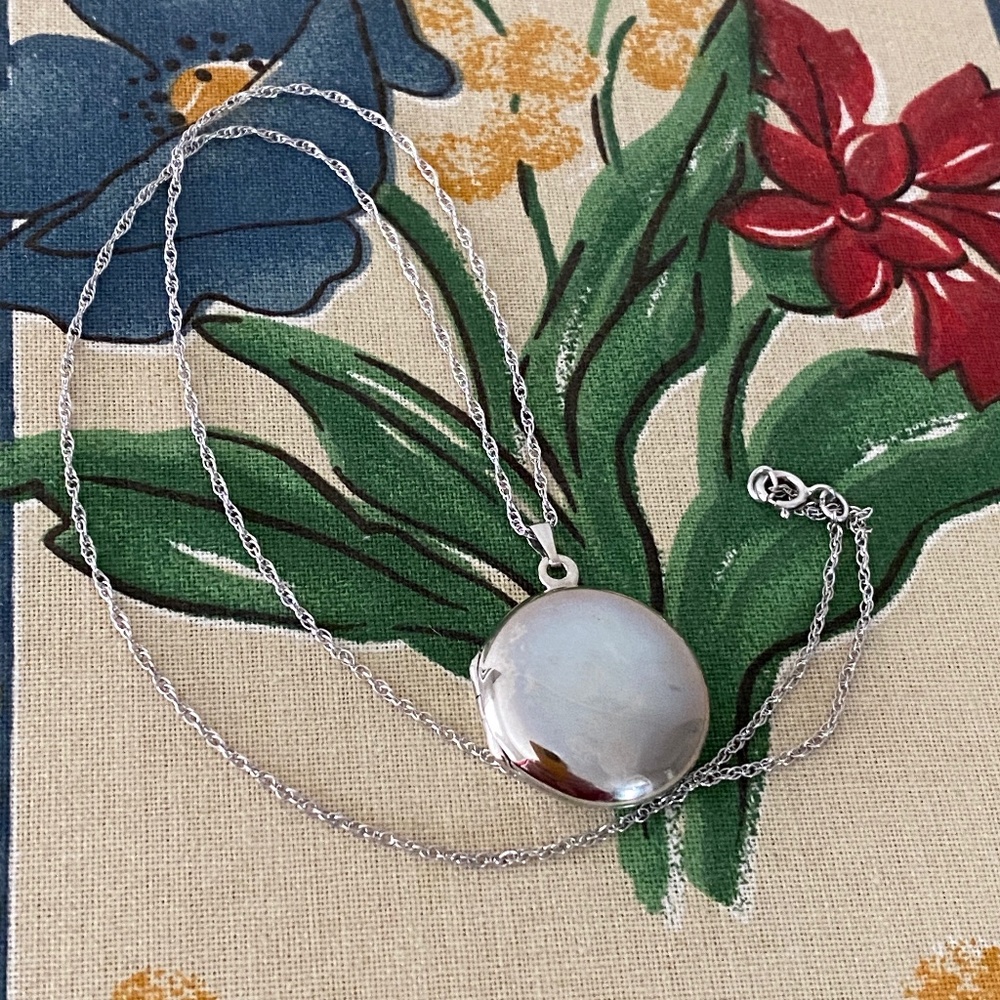 VTG I A&Z Hayward I Sterling Silver Round Locket - Medium